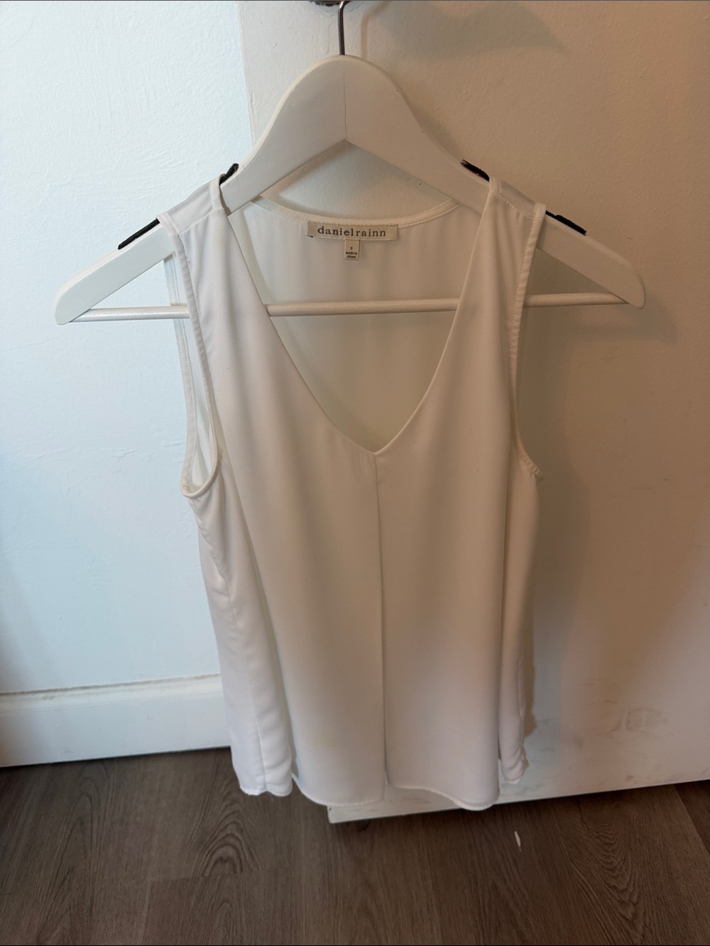 Daniel Rainn White V-Neck Sleeveless Camisole